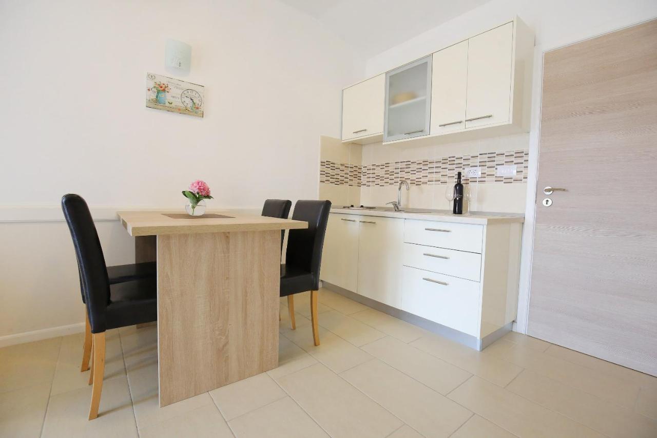 Apartmani Dane Sukošan Esterno foto